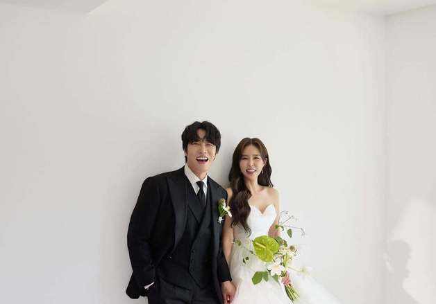 '5월 결혼' 신지♥문원, 웨딩 화보 공개…애정 가득한 미소 [N샷]