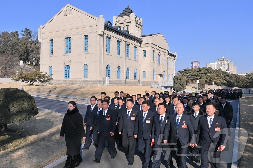 (평양 노동신문=뉴스1) = 북한 노동당 기관지 노동신문은 28일 "조선노동당 제9차 대회 참가자들이 여러가지 정치문화사업을 진행하였다"고 보도했다. [국내에서만 사용가능. 재배포 …