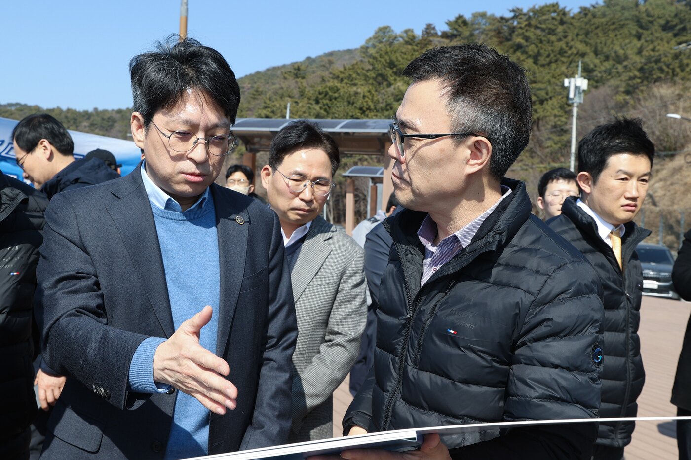 본문 이미지 - 홍지선 국토교통부 2차관(왼쪽)이 지난 20일 가덕도신공항건설공단과 가덕도신공항 건설 예정지를 방문해 사업 추진현황과 현장 여건을 점검했다.(국토교통부 제공).뉴스1 ⓒ News1