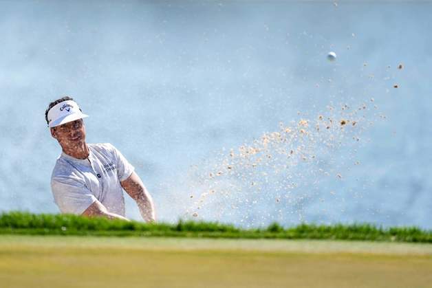 맨발 샷 이어 상의 탈의…악명 높은 '베어 트랩'서 이색 장면