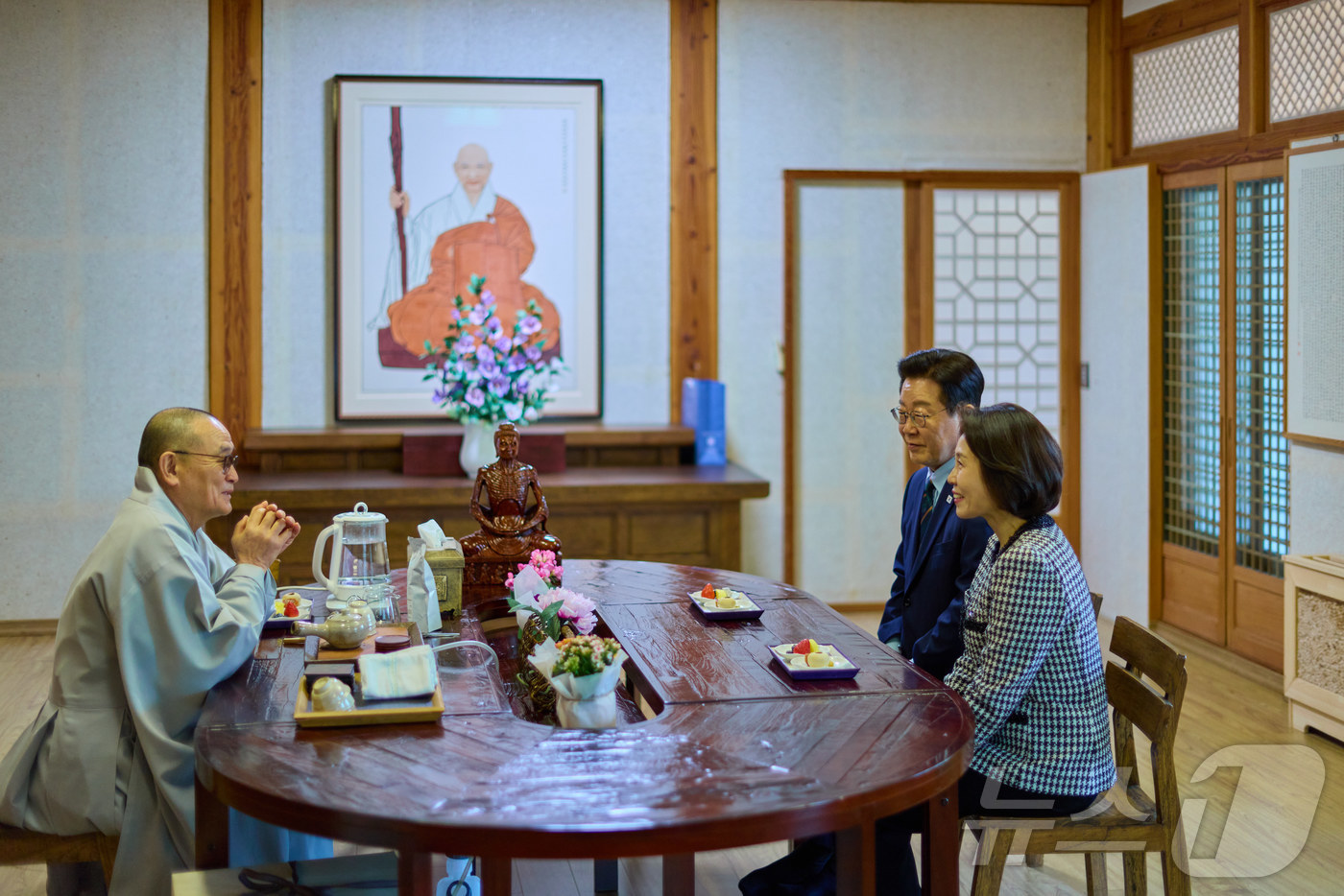 (서울=뉴스1) 이재명 기자 = 이재명 대통령과 김혜경 여사가 지난 27일 전북 완주군 소양면 송광사를 방문해 주지 스님과 차담을 갖고 있다. (이재명 대통령 SNS. 재판매 및 …