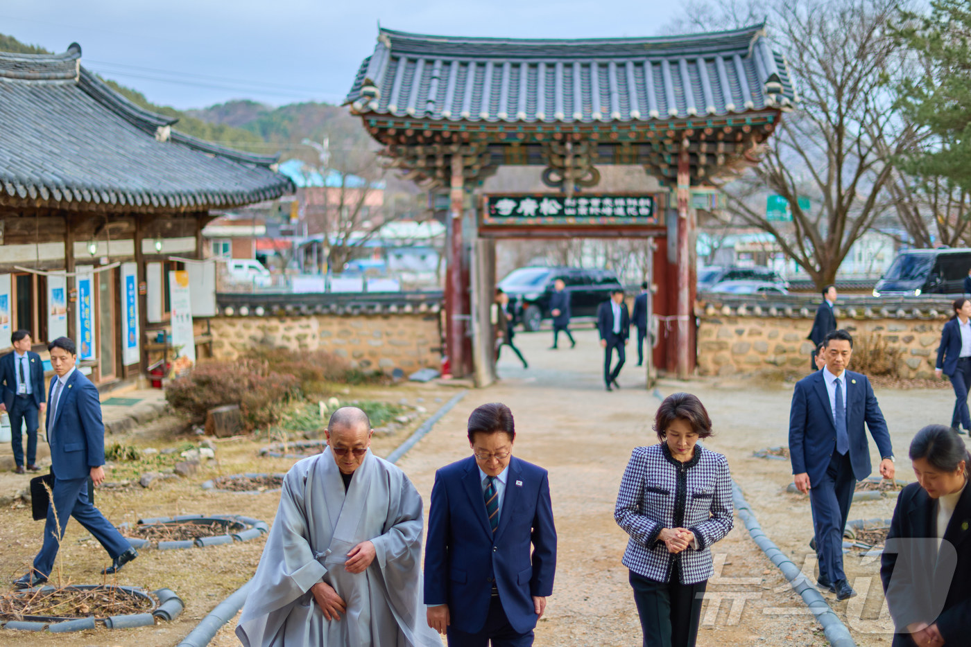 (서울=뉴스1) 이재명 기자 = 이재명 대통령과 김혜경 여사가 지난 27일 전북 완주군 소양면 송광사를 방문하고 있다. (이재명 대통령 SNS. 재판매 및 DB 금지)  2026. …