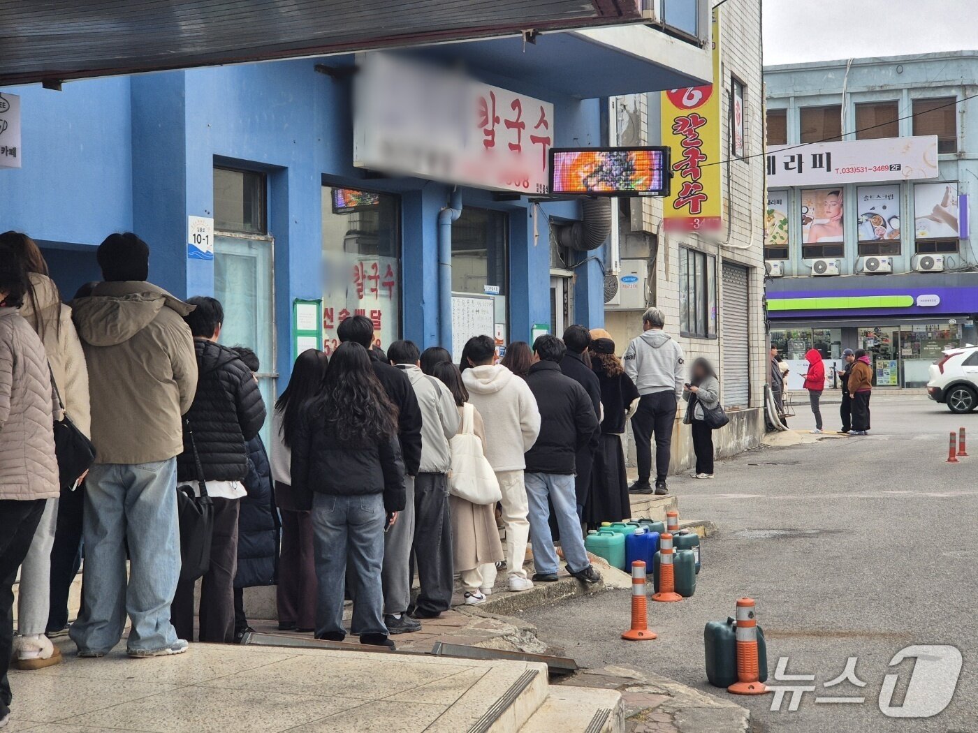 본문 이미지 - 토요일이자 2월의 마지막 날인 28일 강원 동해시 전통시장 인근 칼국수 맛집에 긴줄이 이어져 있다. 2026.2.28/뉴스1 윤왕근 기자