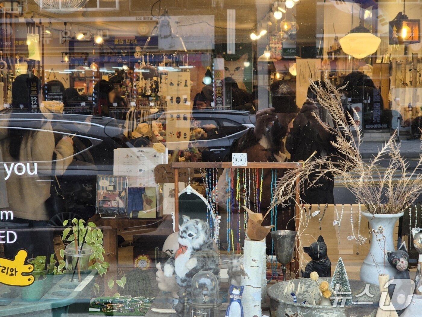 본문 이미지 - 28일 강원 동해시 발한동의 한 기프트샵이 관광객으로 가득하다. 2026.2.28/뉴스1 윤왕근 기자