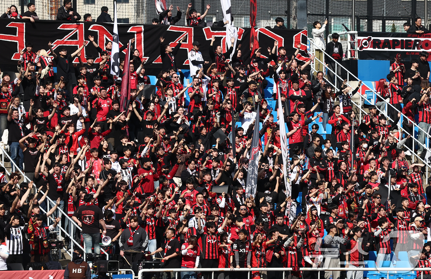 (인천=뉴스1) 김민지 기자 = 28일 오후 인천시 중구 인천축구전용경기장에서 열린 하나은행 K리그1 2026 공식 개막전 인천 유나이티드와 FC서울의 경기에서 FC서울 팬들이 뜨 …