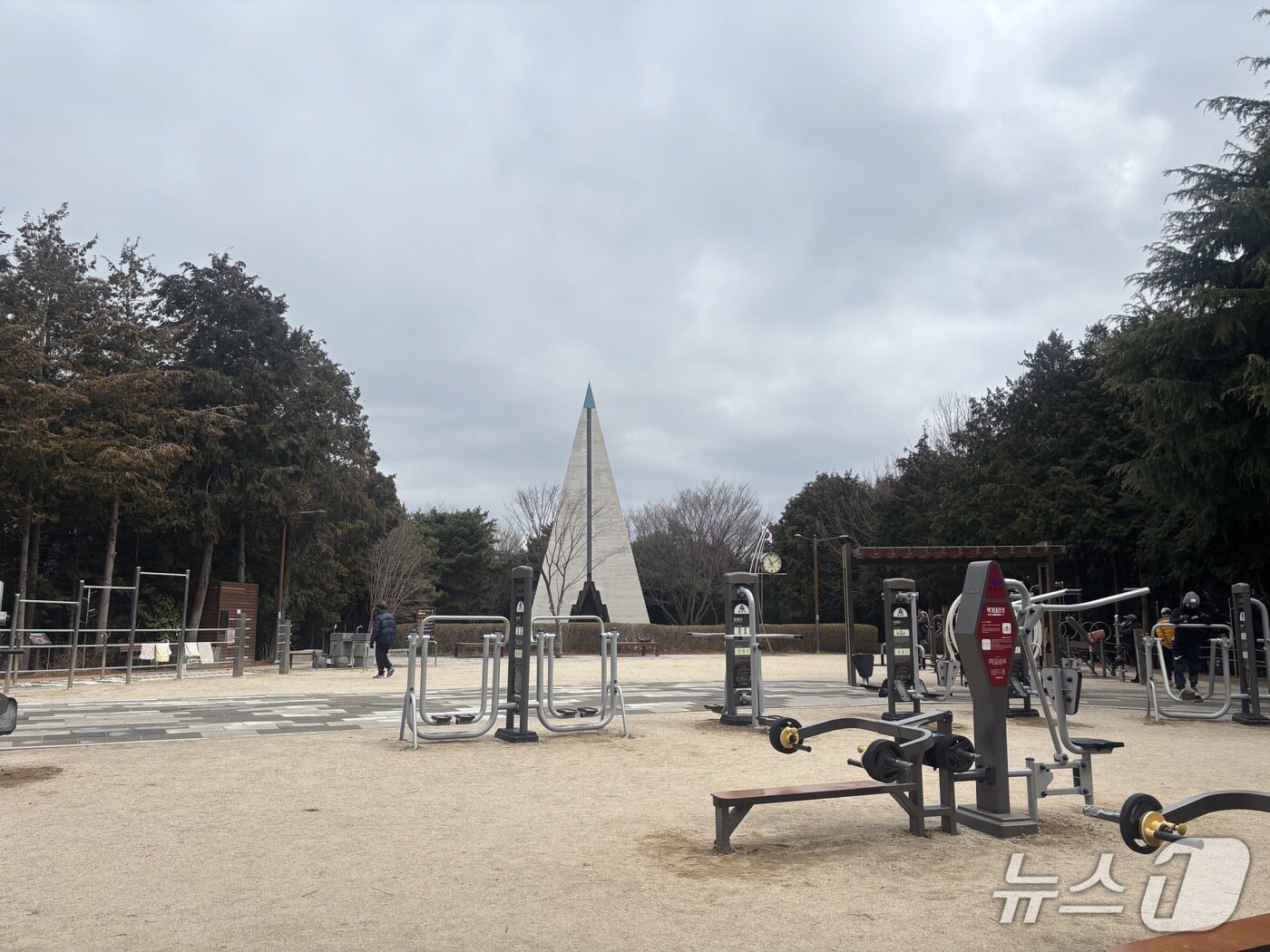 본문 이미지 - 기념탑 주변에 있는 산속 운동시설 모습. 많은 주민들이 이곳을 찾아 운동을 하고 있었다. 2026.2.28 ⓒ 뉴스1 홍윤 기자