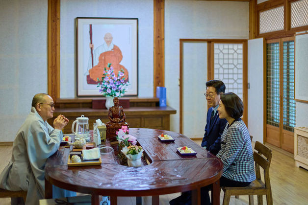 李대통령 부부 송광사 방문…"봄기운처럼 국민에 따스한 희망 스며들길"