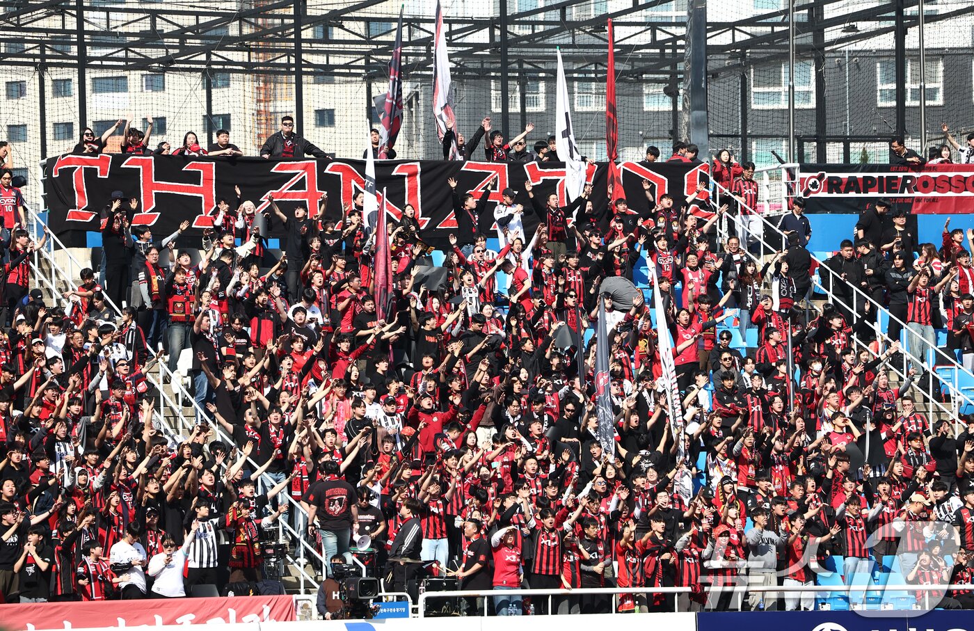본문 이미지 - 28일 오후 인천시 중구 인천축구전용경기장에서 열린 하나은행 K리그1 2026 공식 개막전 인천 유나이티드와 FC서울의 경기에서 FC서울 팬들이 열띤 응원을 펼치고 있다. 2026.2.28 ⓒ 뉴스1 김민지 기자