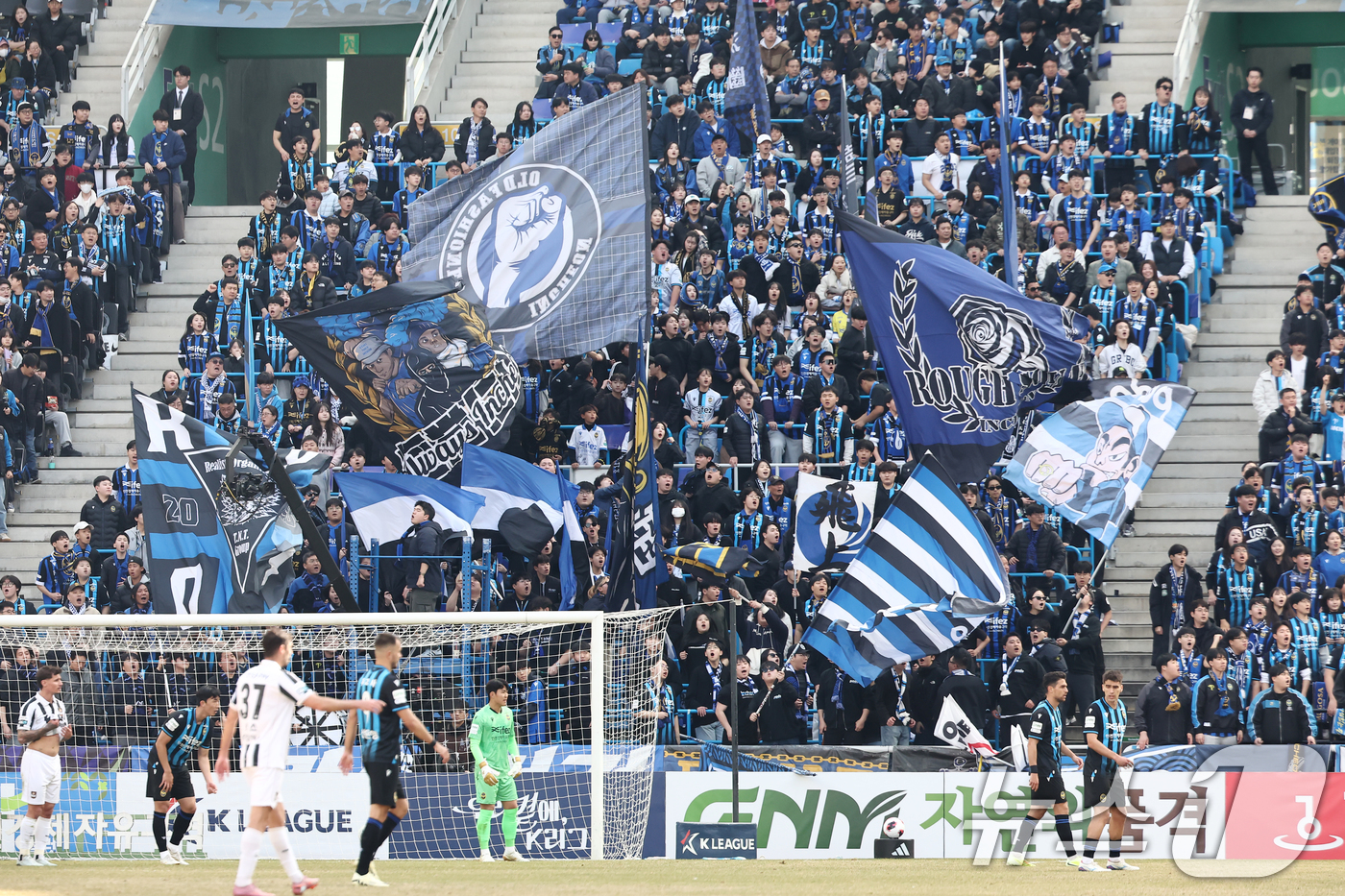 (인천=뉴스1) 김민지 기자 = 28일 오후 인천시 중구 인천축구전용경기장에서 열린 하나은행 K리그1 2026 공식 개막전 인천 유나이티드와 FC서울의 경기에서 홈팬 인천 유나이티 …