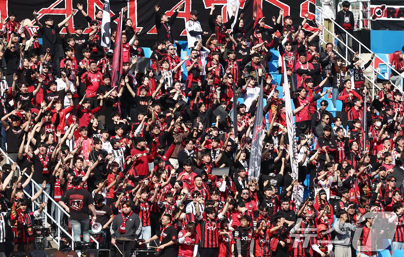 (인천=뉴스1) 김민지 기자 = 28일 오후 인천시 중구 인천축구전용경기장에서 열린 하나은행 K리그1 2026 공식 개막전 인천 유나이티드와 FC서울의 경기에서 FC서울 팬들이 뜨 …