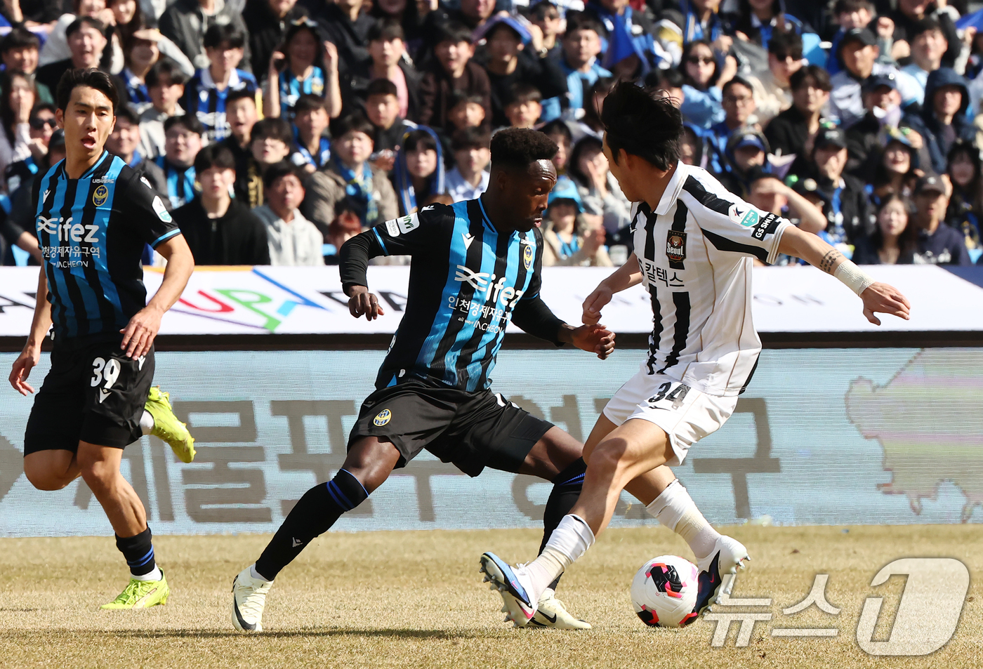 (인천=뉴스1) 김민지 기자 = 28일 오후 인천시 중구 인천축구전용경기장에서 열린 하나은행 K리그1 2026 공식 개막전 인천 유나이티드와 FC서울의 경기에서 인천 유나이티드 무 …