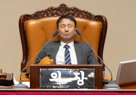 주말에도 계속되는 필리버스터, 의장석 자리한 한병도 원내대표