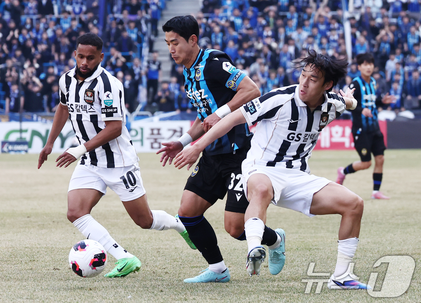 (인천=뉴스1) 김민지 기자 = 28일 오후 인천시 중구 인천축구전용경기장에서 열린 하나은행 K리그1 2026 공식 개막전 인천 유나이티드와 FC서울의 경기에서 인천 유나이티드 이 …