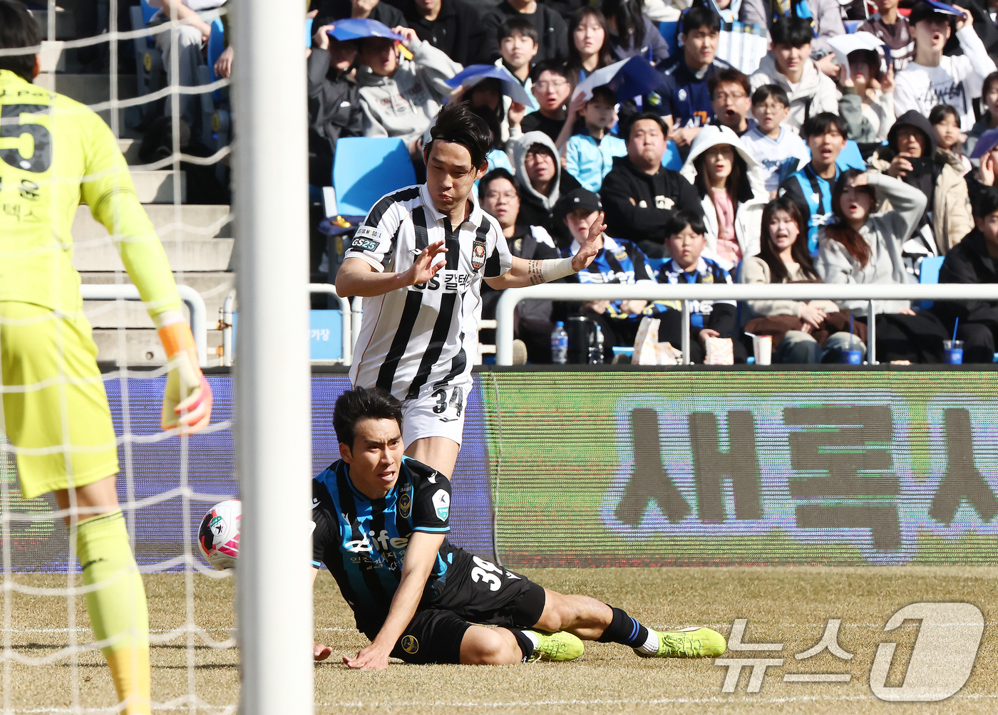 (인천=뉴스1) 김민지 기자 = 28일 오후 인천시 중구 인천축구전용경기장에서 열린 하나은행 K리그1 2026 공식 개막전 인천 유나이티드와 FC서울의 경기에서 인천 유나이티드 김 …