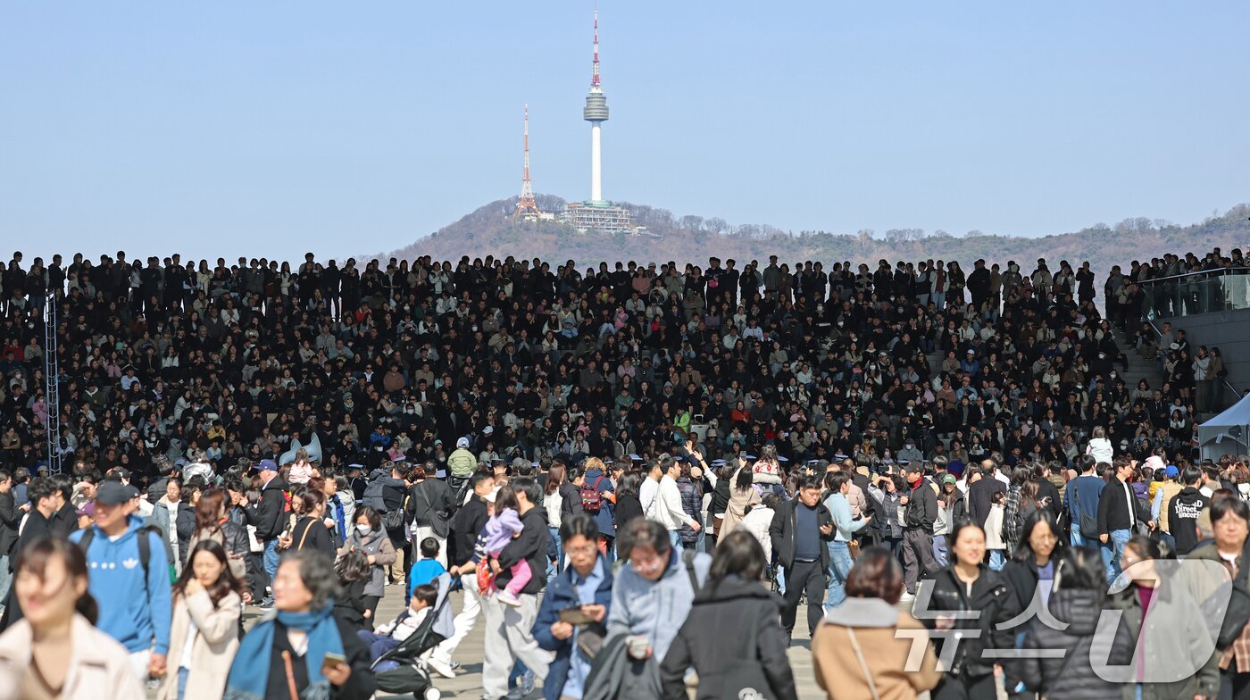 본문 이미지 - 28일 오후 서울 용산구 국립중앙박물관을 찾은 시민들이 ‘충무공 이순신의 후예’ 대한민국 해군 의장대·군악대의 특별 공연을 관람하고있다.  2026.2.28 ⓒ 뉴스1 오대일 기자