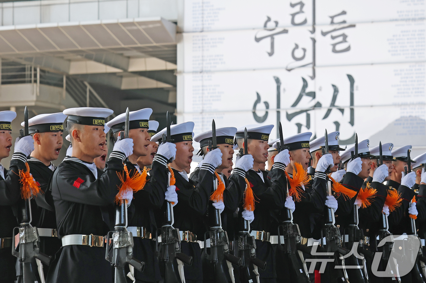 (서울=뉴스1) 오대일 기자 = 28일 오후 서울 용산구 국립중앙박물관 열린마당에서 ‘충무공 이순신의 후예’ 대한민국 해군 의장대의 특별 공연이 열리고 있다.이번 공연은 광복 80 …