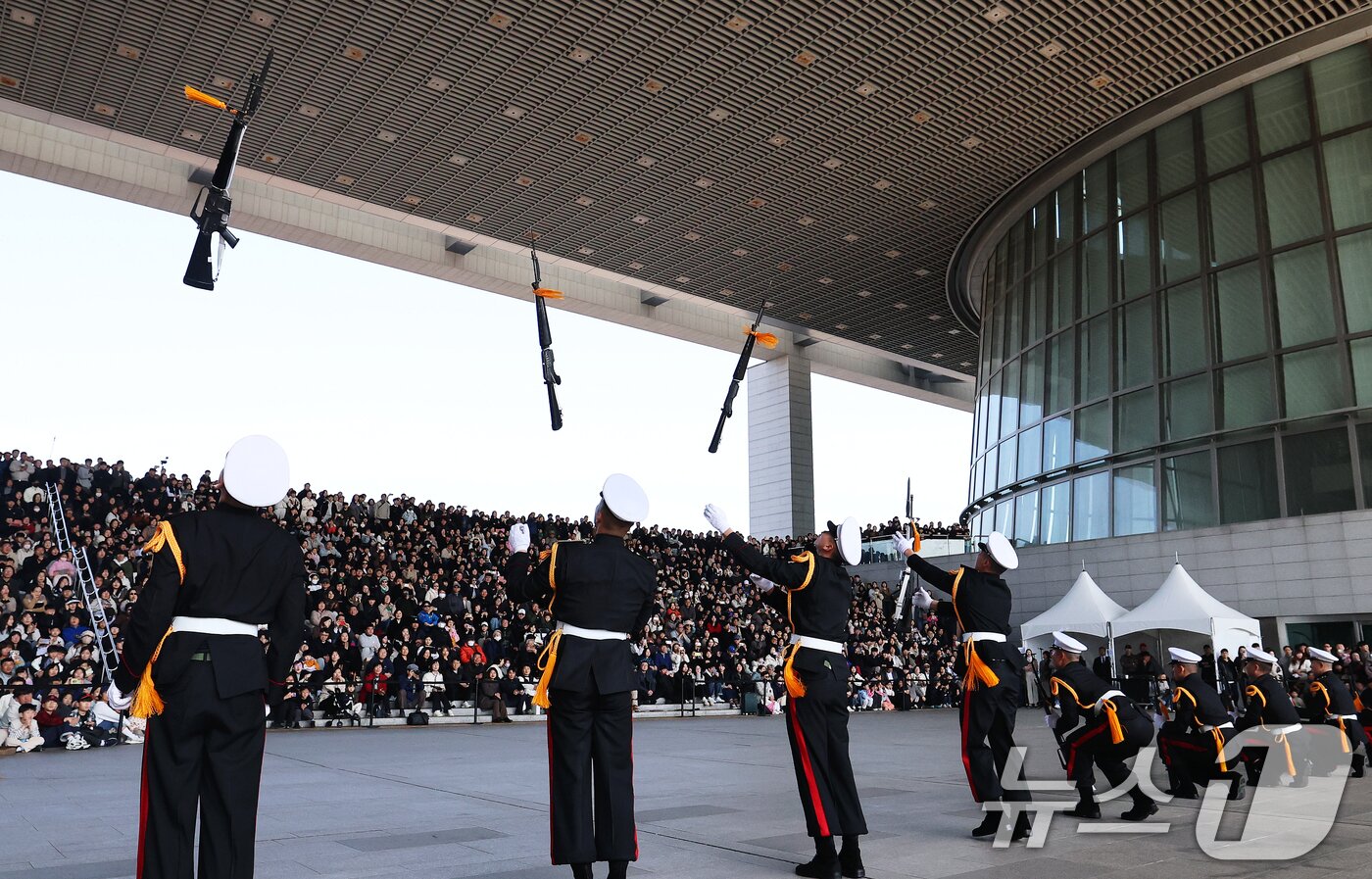 본문 이미지 - 28일 오후 서울 용산구 국립중앙박물관 열린마당에서 ‘충무공 이순신의 후예’ 대한민국 해군 의장대의 특별 공연이 열리고 있다. 2026.2.28 ⓒ 뉴스1 오대일 기자