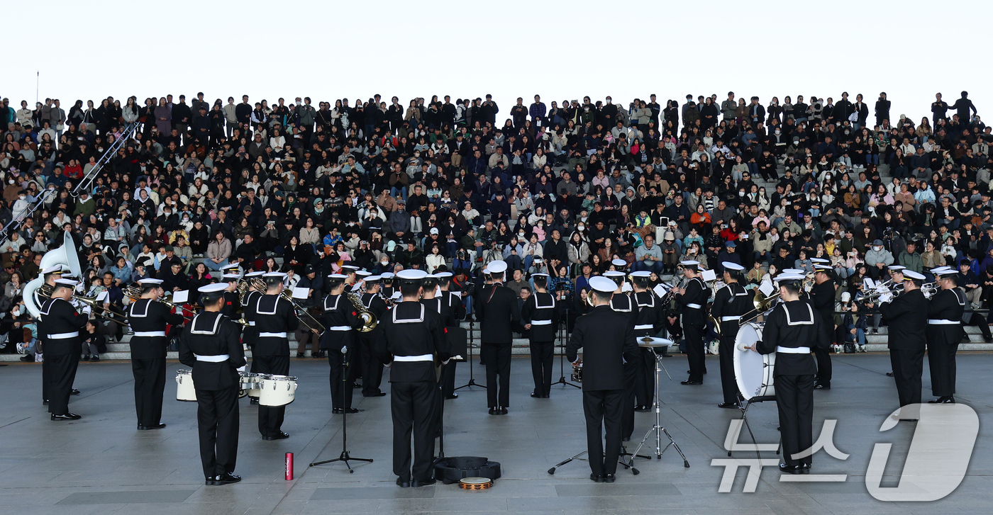 (서울=뉴스1) 오대일 기자 = 28일 오후 서울 용산구 국립중앙박물관 열린마당에서 ‘충무공 이순신의 후예’ 대한민국 해군 군악대의 특별 공연이 열리고 있다.이번 공연은 광복 80 …