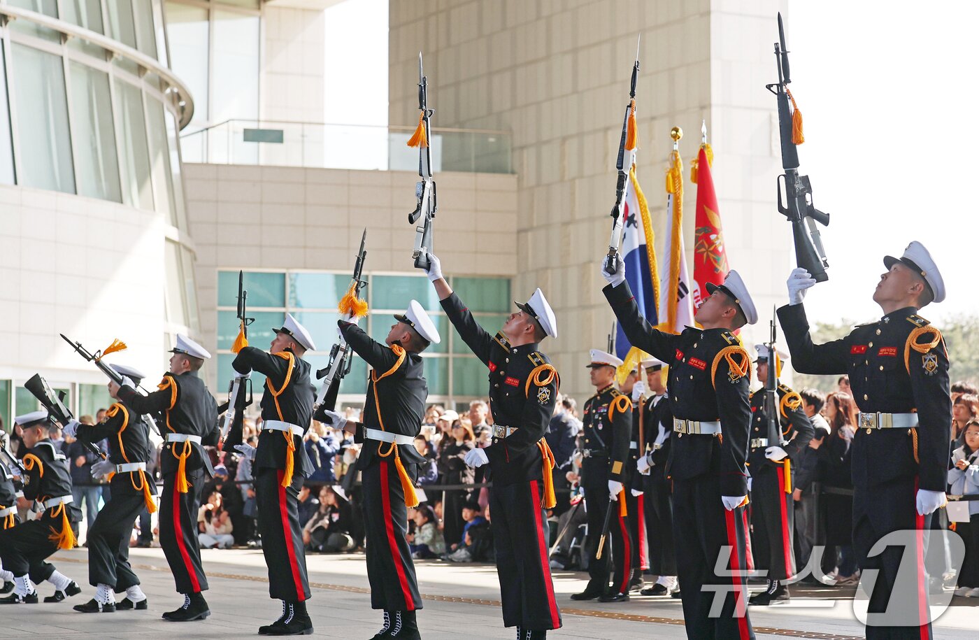 본문 이미지 - 28일 오후 서울 용산구 국립중앙박물관 열린마당에서 ‘충무공 이순신의 후예’대한민국 해군 의장대의 특별 공연이 열리고 있다. 2026.2.28 ⓒ 뉴스1 오대일 기자