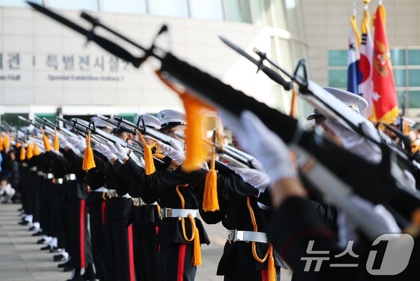 본문 이미지 - 28일 오후 서울 용산구 국립중앙박물관 열린마당에서 ‘충무공 이순신의 후예’ 대한민국 해군 의장대의 특별 공연이 열리고 있다. 2026.2.28 ⓒ 뉴스1 오대일 기자