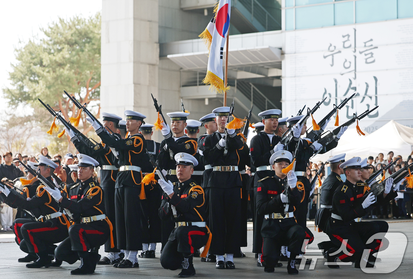 (서울=뉴스1) 오대일 기자 = 28일 오후 서울 용산구 국립중앙박물관 열린마당에서 ‘충무공 이순신의 후예’ 대한민국 해군 의장대의 특별 공연이 열리고 있다.이번 공연은 광복 80 …