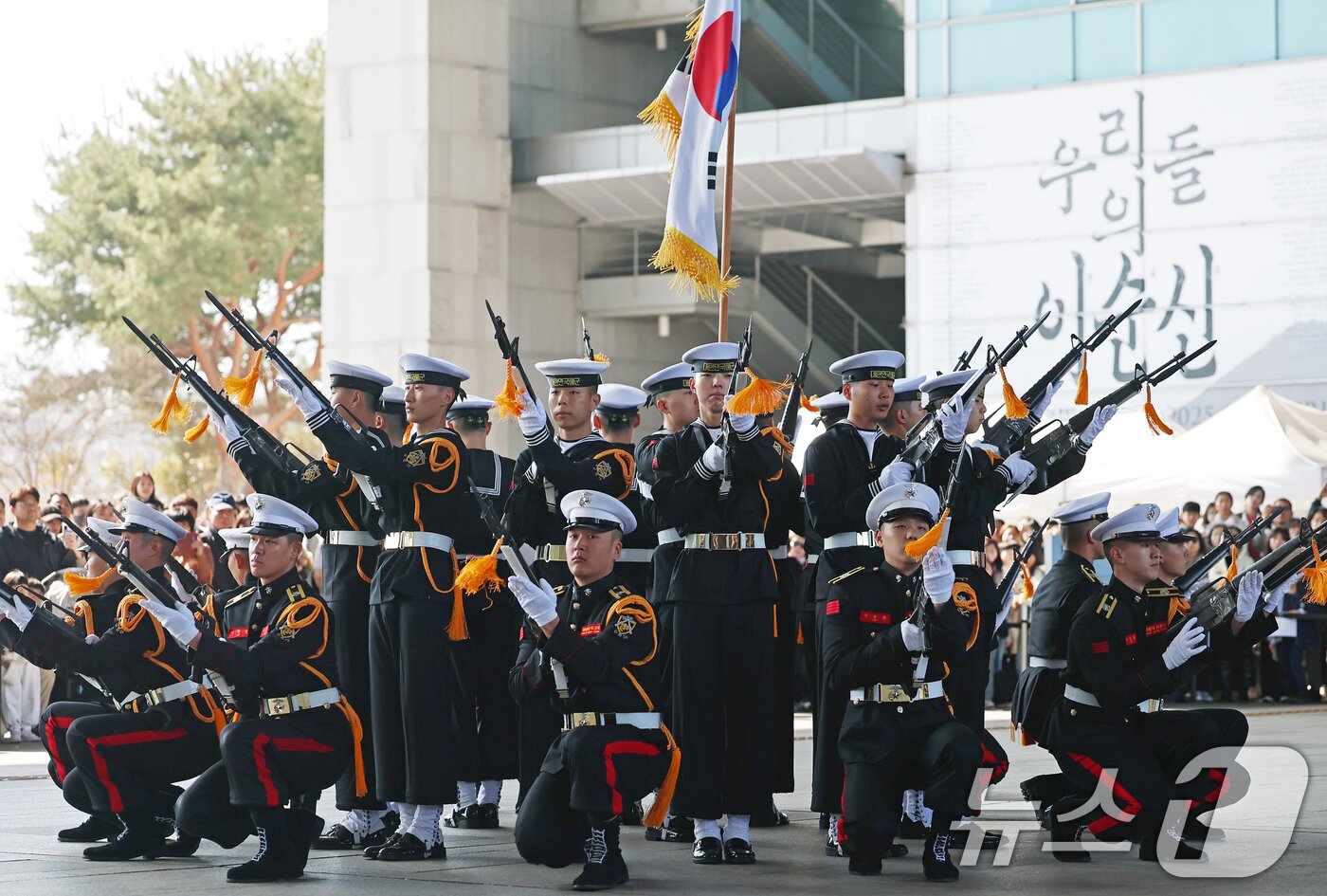 본문 이미지 - 28일 오후 서울 용산구 국립중앙박물관 열린마당에서 ‘충무공 이순신의 후예’ 대한민국 해군 의장대의 특별 공연이 열리고 있다. 2026.2.28 ⓒ 뉴스1 오대일 기자