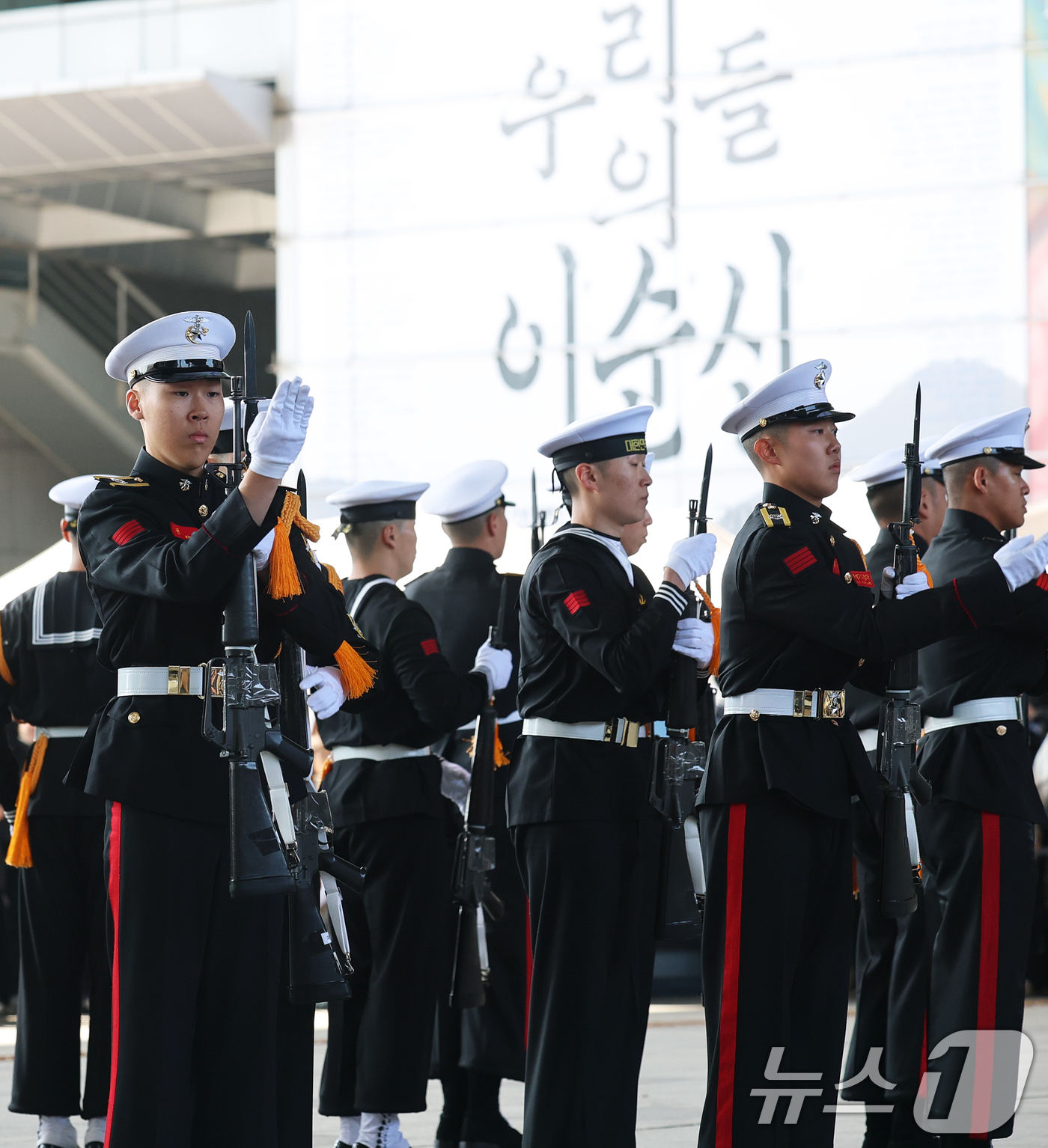 (서울=뉴스1) 오대일 기자 = 28일 오후 서울 용산구 국립중앙박물관 열린마당에서 ‘충무공 이순신의 후예’ 대한민국 해군 의장대의 특별 공연이 열리고 있다.이번 공연은 광복 80 …