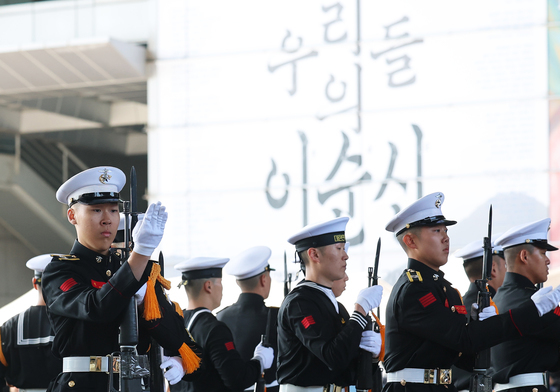 전시장 밖으로 나온 '우리들이 이순신'