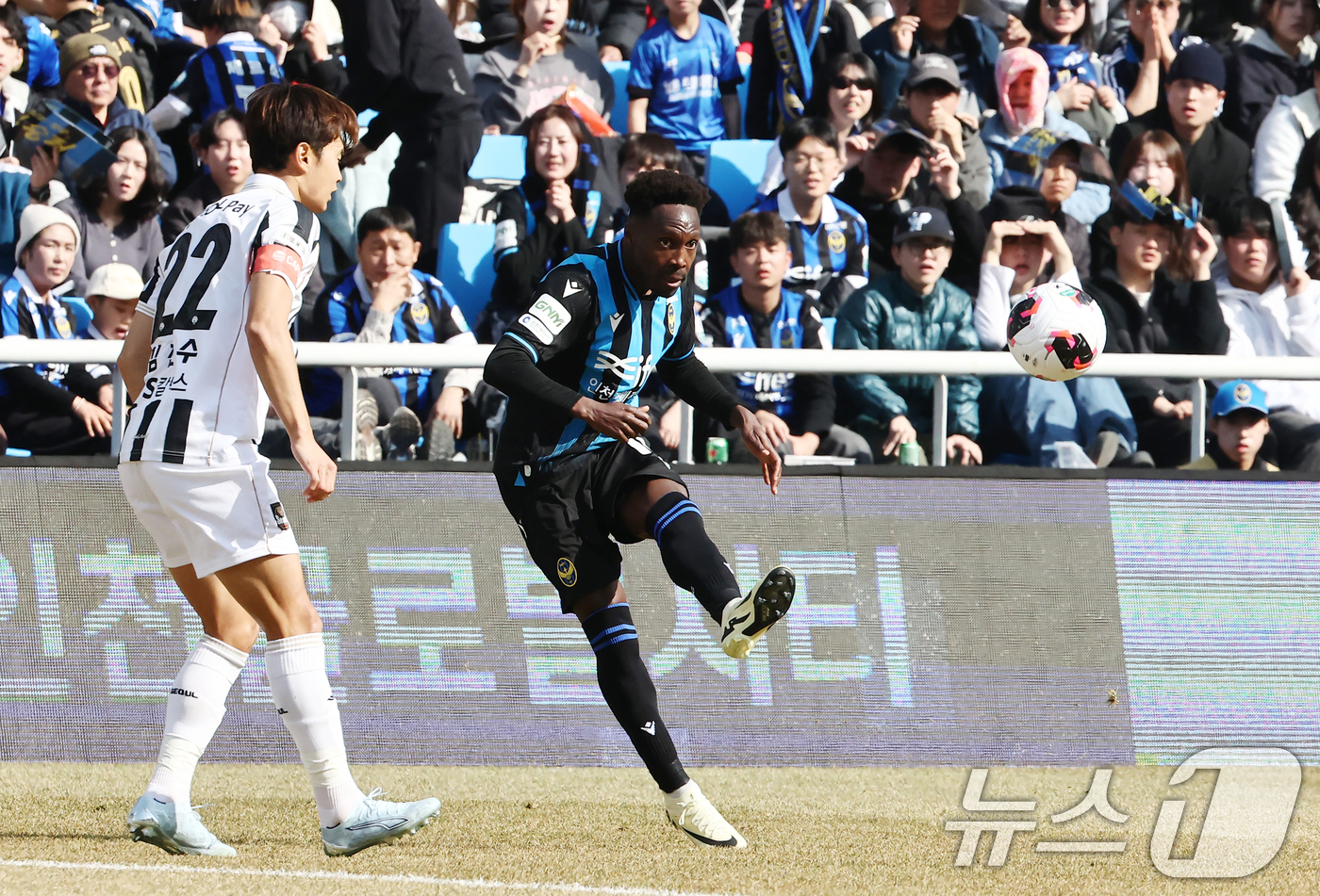 (인천=뉴스1) 김민지 기자 = 28일 오후 인천시 중구 인천축구전용경기장에서 열린 하나은행 K리그1 2026 공식 개막전 인천 유나이티드와 FC서울의 경기에서 인천 유나이티드 무 …
