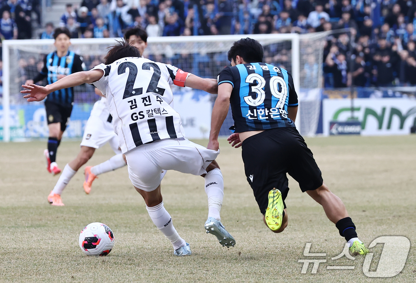 (인천=뉴스1) 김민지 기자 = 28일 오후 인천시 중구 인천축구전용경기장에서 열린 하나은행 K리그1 2026 공식 개막전 인천 유나이티드와 FC서울의 경기에서 인천 유나이티드 김 …