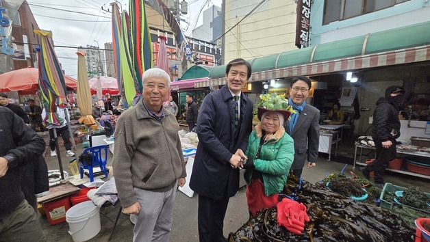 조국, 부산 기장시장 찾아 민생 청취 및 군수 출마예정자 지원