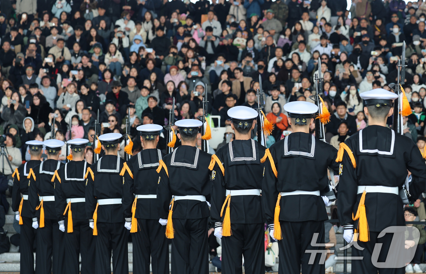 (서울=뉴스1) 오대일 기자 = 28일 오후 서울 용산구 국립중앙박물관 열린마당에서 ‘충무공 이순신의 후예’ 대한민국 해군 의장대의 특별 공연이 열리고 있다.이번 공연은 광복 80 …