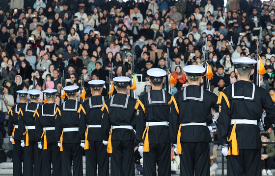 '우리들의 이순신' 관람객 만나는 해군 의장대