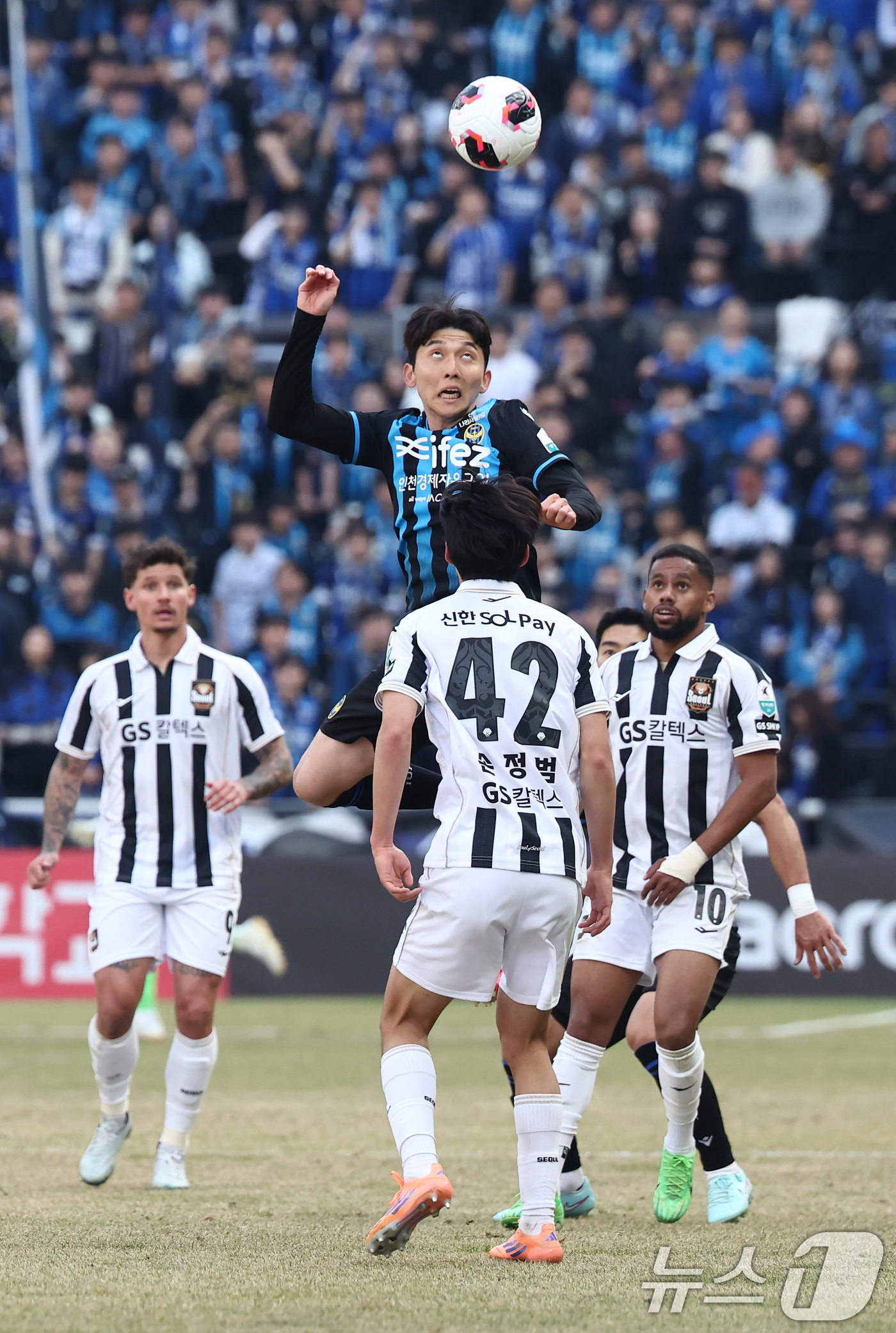 (인천=뉴스1) 김민지 기자 = 28일 오후 인천시 중구 인천축구전용경기장에서 열린 하나은행 K리그1 2026 공식 개막전 인천 유나이티드와 FC서울의 경기에서 인천 서재민이 헤딩 …