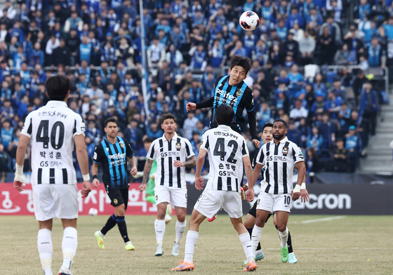 FC서울 사이로 날아오른 서재민