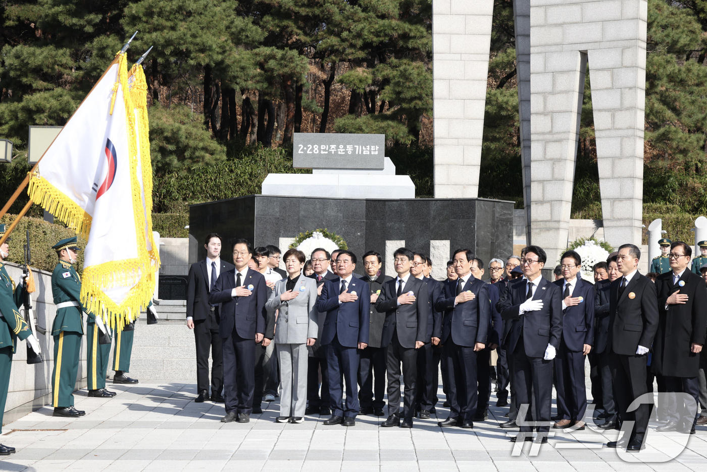 (서울=뉴스1) 임세영 기자 = 김민석 국무총리가 28일 대구 달서구 2·28민주운동기념탑을 찾아 참배를 하고 있다. (총리실 제공. 재판매 및 DB 금지) 2026.2.28/뉴스 …