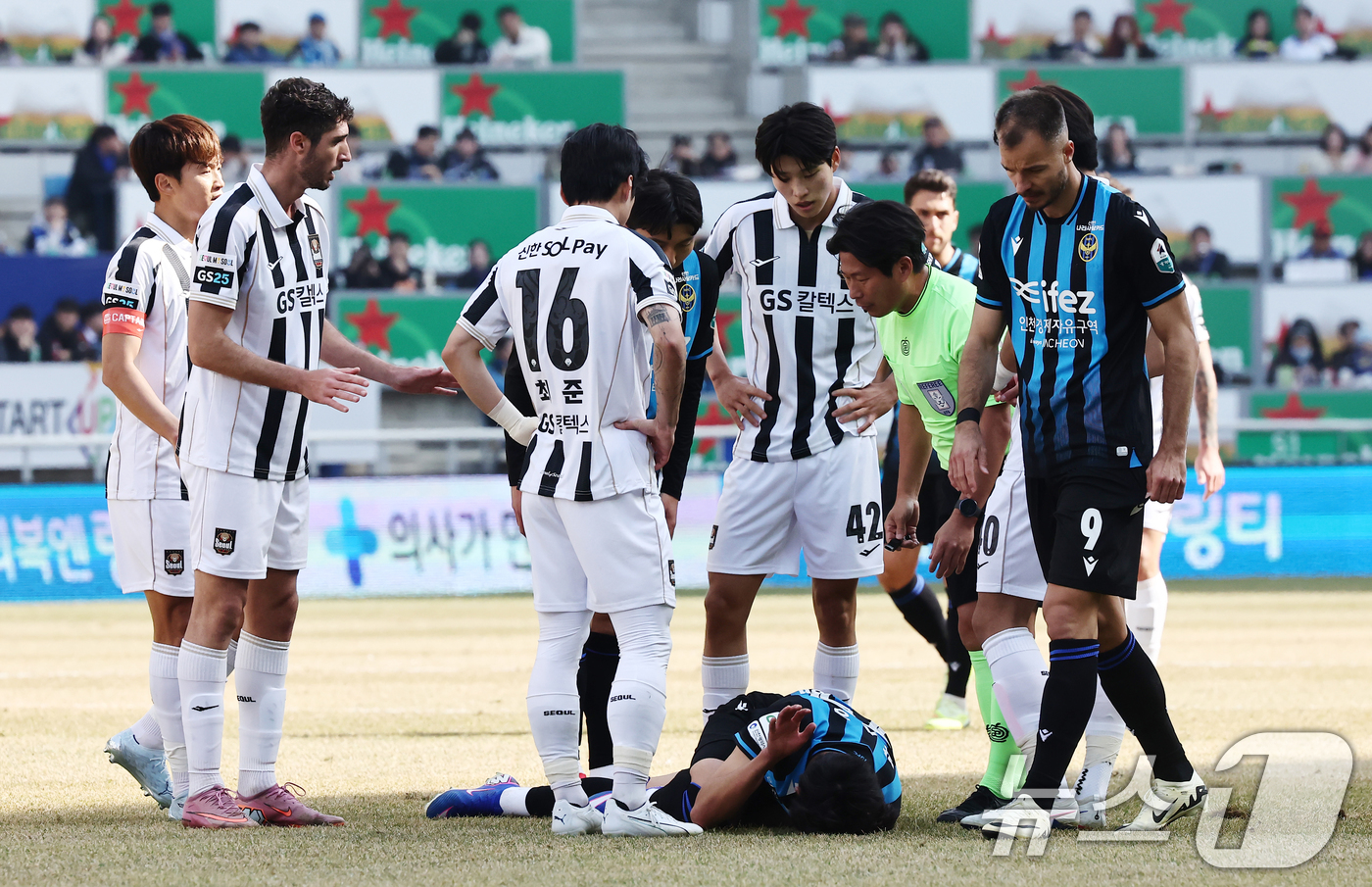 (인천=뉴스1) 김민지 기자 = 28일 오후 인천시 중구 인천축구전용경기장에서 열린 하나은행 K리그1 2026 공식 개막전 인천 유나이티드와 FC서울의 경기에서 인천 박승호가 상대 …