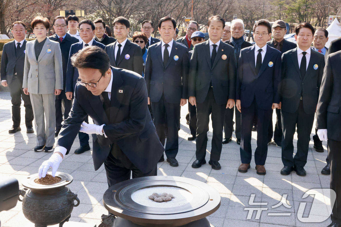(서울=뉴스1) 임세영 기자 = 김민석 국무총리가 28일 대구 달서구 2·28민주운동기념탑을 찾아 참배를 하고 있다. (총리실 제공. 재판매 및 DB 금지) 2026.2.28/뉴스 …