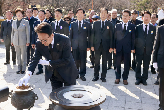 김민석 총리, 2·28민주운동기념탑 참배