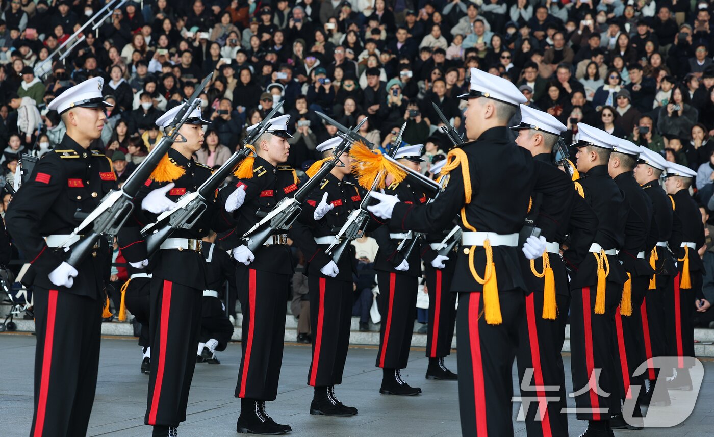 본문 이미지 - 28일 오후 서울 용산구 국립중앙박물관 열린마당에서 ‘충무공 이순신의 후예’ 대한민국 해군 의장대의 특별 공연이 열리고 있다.  2026.2.28 ⓒ 뉴스1 오대일 기자