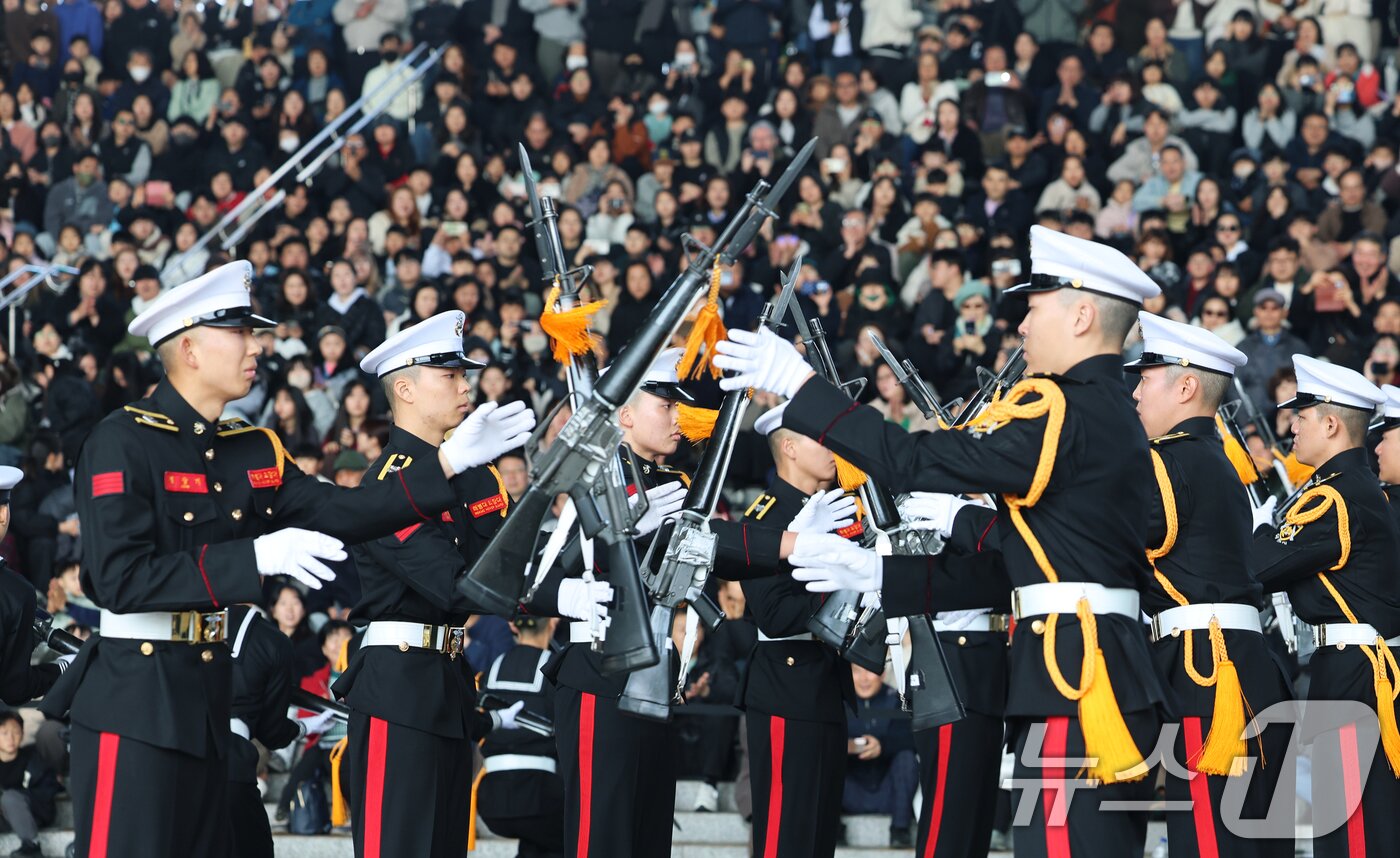 본문 이미지 - 28일 오후 서울 용산구 국립중앙박물관 열린마당에서 ‘충무공 이순신의 후예’ 대한민국 해군 의장대의 특별 공연이 열리고 있다.  2026.2.28 ⓒ 뉴스1 오대일 기자