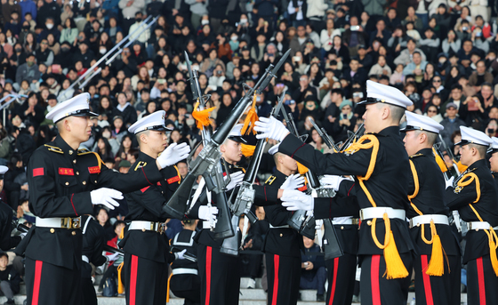 관람객 홀리는 해군 의장대의 칼군무