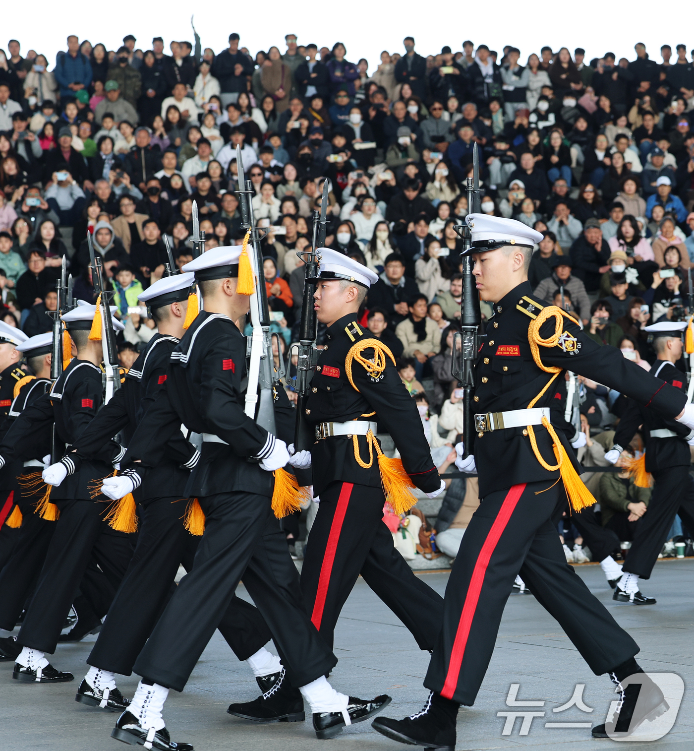 (서울=뉴스1) 오대일 기자 = 28일 오후 서울 용산구 국립중앙박물관 열린마당에서 ‘충무공 이순신의 후예’대한민국 해군 의장대의 특별 공연이 열리고 있다.이번 공연은 광복 80주 …