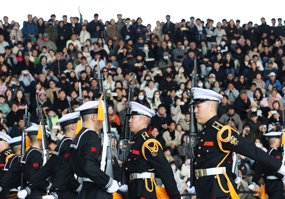 칼동작 선보이는 해군 의장대