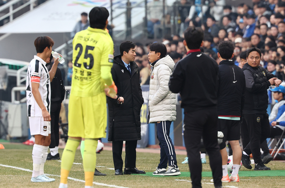 경기 시작 2분 만에 중단된 K리그1 개막 경기