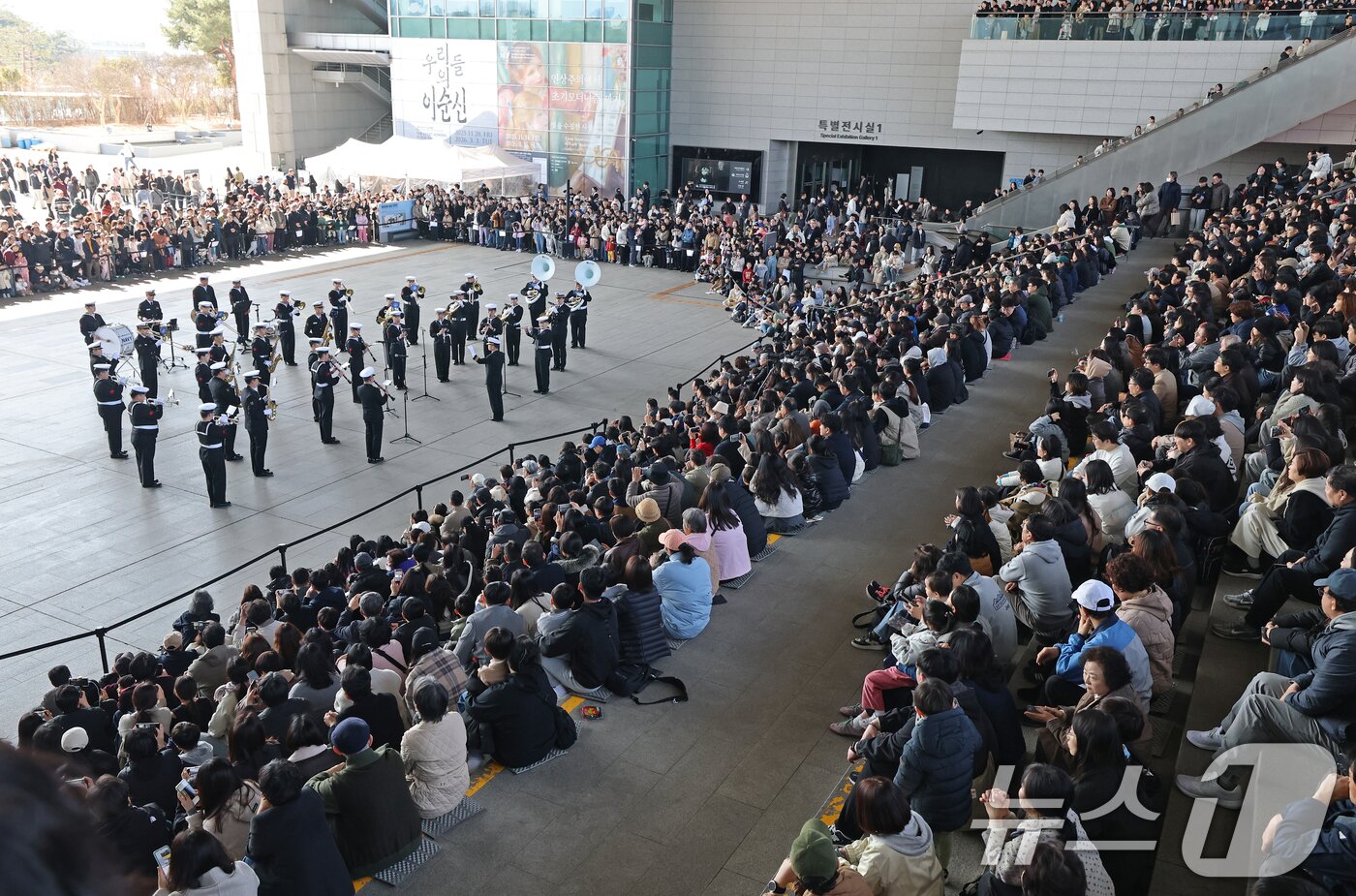 본문 이미지 - 28일 오후 서울 용산구 국립중앙박물관 열린마당에서 ‘충무공 이순신의 후예’대한민국 해군 군악대의 특별 공연이 열리고 있다. 2026.2.28 ⓒ 뉴스1 오대일 기자