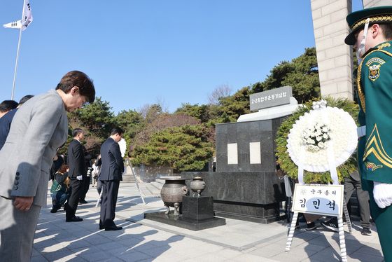 2·28민주운동기념탑 참배하는 김민석 총리