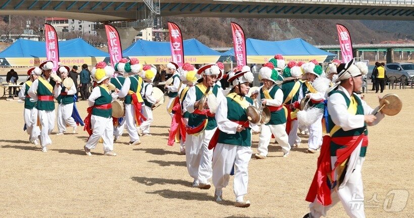 본문 이미지 - 강원 영월군의 '2026 정월대보름 축제'가 28일 영월읍 동강둔치에서 성황리에 열리고 있다. 이번 축제는 한 해의 건강과 안녕을 기원하는 자리로 마련됐으며, 지신밝기놀이, 국가무형유산 줄타기, 무용, 민요, 민속공연 등 다양한 프로그램으로 준비됐다. (영월군 제공. 재판매 및 DB금지) 2026.2.28. ⓒ 뉴스1 신관호 기자