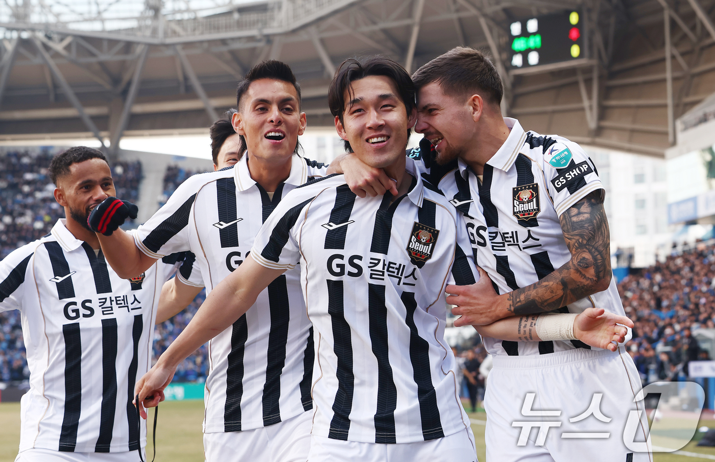 (인천=뉴스1) 김민지 기자 = 28일 오후 인천시 중구 인천축구전용경기장에서 열린 하나은행 K리그1 2026 공식 개막전 인천 유나이티드와 FC서울의 경기 후반전에서 FC서울 송 …