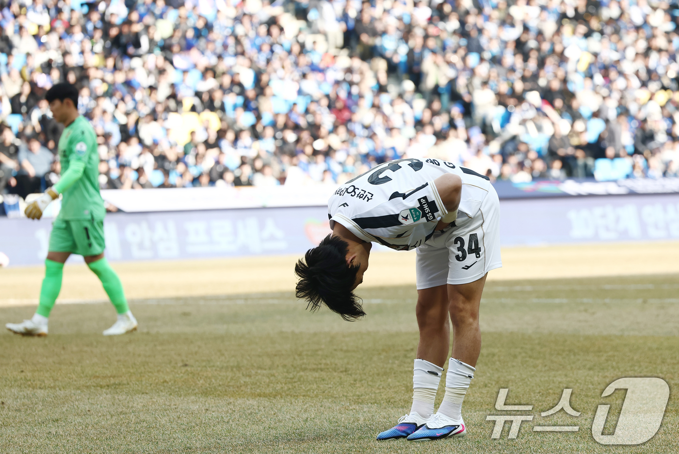 (인천=뉴스1) 김민지 기자 = 28일 오후 인천시 중구 인천축구전용경기장에서 열린 하나은행 K리그1 2026 공식 개막전 인천 유나이티드와 FC서울의 경기 후반전에서 FC서울 송 …